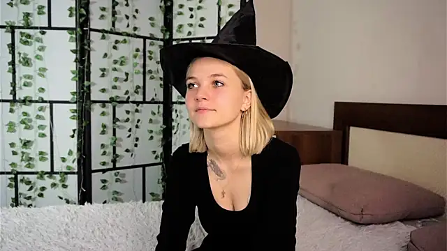 KelleDomin online show from October 18, 7:26 pm