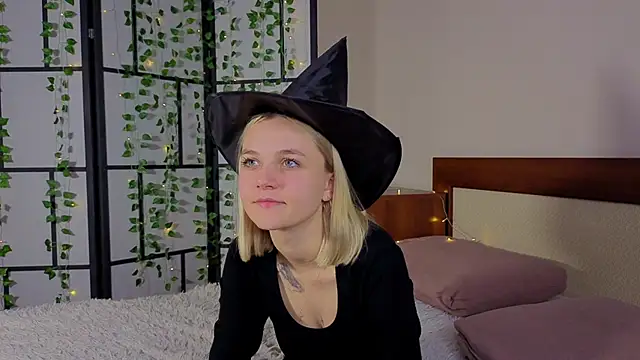 KelleDomin online show from October 19, 8:55 pm