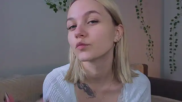 KelleDomin online show from December 2, 8:00 pm