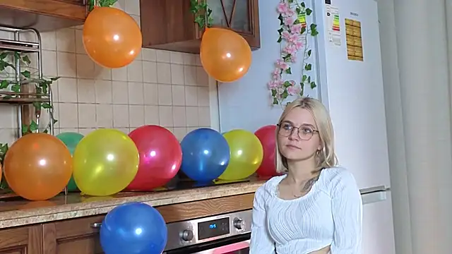 KelleDomin online show from October 4, 7:29 pm