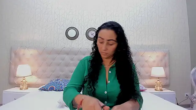 VaniaRose online show from November 5, 1:05 pm