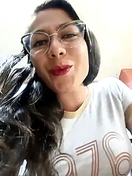 Mia-love-03 online show from December 5, 9:05 pm