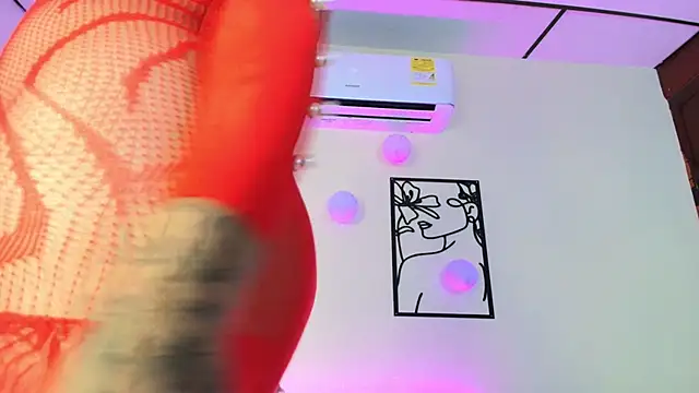 Snapshot of Amaraa_Rose chatting on October 17, 8:23 pm Amaraa Rose online show from October 17, 8:23 pm