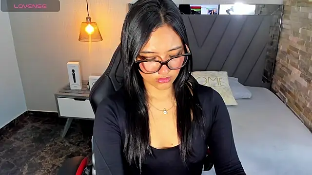 Snapshot of SYLVANA_REY4 chatting on October 4, 7:29 pm SYLVANA REY4 online show from October 4, 7:29 pm