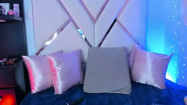 Jade Thonson1 online show from April 4, 9:02 pm