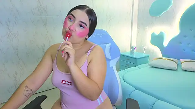 Mia Cuttee online show from November 11, 3:35 am