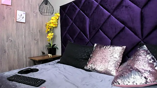 ChloeCampbell03 online show from November 8, 8:25 pm