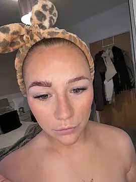 MissPixieRae online show from April 13, 11:11 am