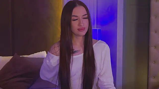 Luna Olsen online show from November 16, 7:03 pm