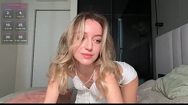 Snapshot of SophieBelll chatting on October 16, 9:56 am SophieBelll online show from October 16, 9:56 am