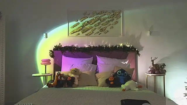 Nicole Broown  online show from January 5, 9:18 pm