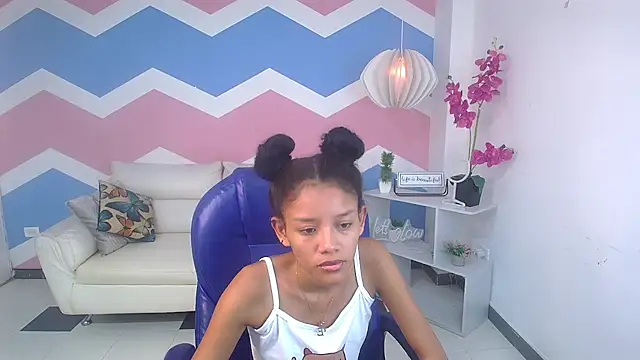 Snapshot of adisson_petite1 chatting on October 7, 12:31 pm adisson petite1 online show from October 7, 12:31 pm