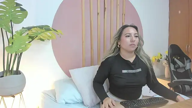 Snapshot of kiara_mirren chatting on September 30, 5:24 am kiara mirren online show from September 30, 5:24 am