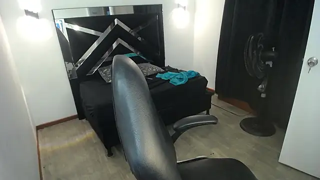MarianaRojas  online show from June 21, 6:39 am