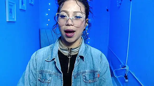 Snapshot of mIley_011 chatting on October 18, 1:47 pm mIley 011 online show from October 18, 1:47 pm