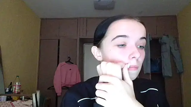 Snapshot of Emilia_Light chatting on October 18, 9:12 am Emilia Light online show from October 18, 9:12 am
