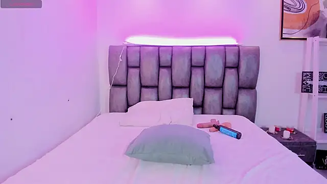 Caroline Millerr online show from February 2, 7:24 pm