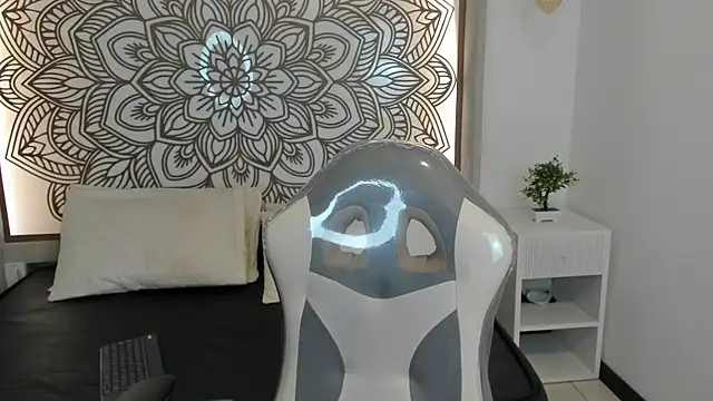 Snapshot of Daphne_Nicolle chatting on October 3, 3:06 pm Daphne Nicolle online show from October 3, 3:06 pm