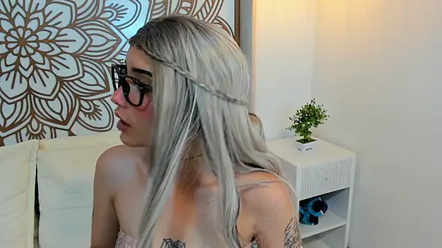 Snapshot of Daphne_Nicolle chatting on October 17, 7:50 pm Daphne Nicolle online show from October 17, 7:50 pm
