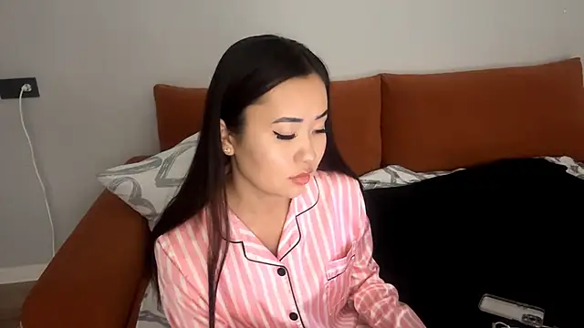 Ur neighbor Kira online show from November 6, 1:17 pm