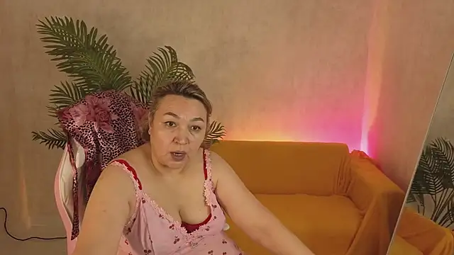 Snapshot of MilfCruze chatting on October 8, 9:46 am MilfCruze online show from October 8, 9:46 am