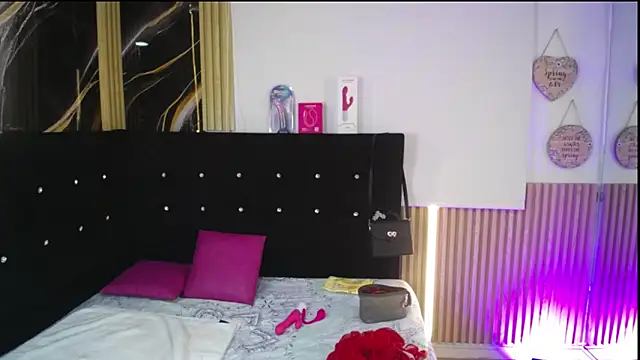 chloe  Jones  online show from April 6, 1:01 pm