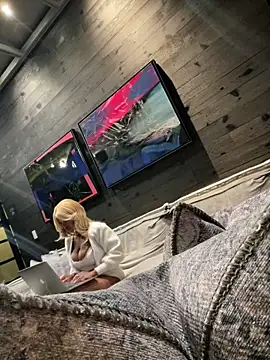 tia   fox online show from February 21, 6:58 am