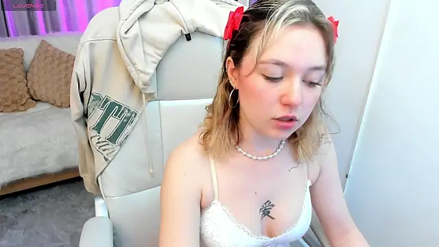 Lucia Copper online show from October 24, 1:07 pm