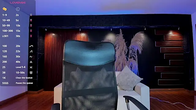 VenusCooper online show from April 16, 9:39 pm