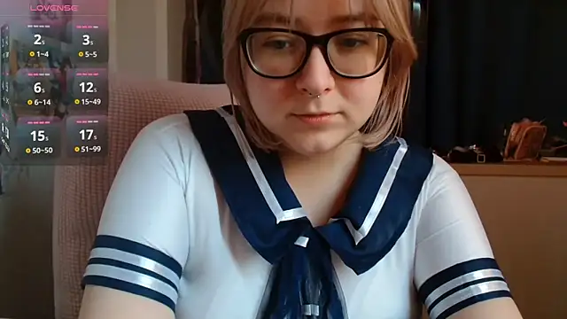 Snapshot of LolaWEI chatting on October 15, 7:33 am LolaWEI online show from October 15, 7:33 am