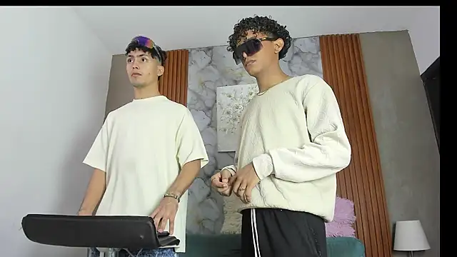 VERY HOT GUYS online show from June 7, 7:26 am