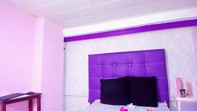 LeaMoreau22 online show from November 25, 11:45 am