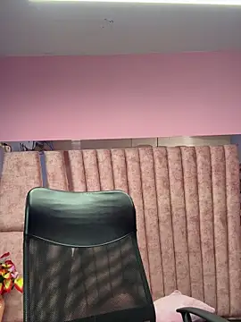 sarah sweett  online show from February 23, 3:44 pm