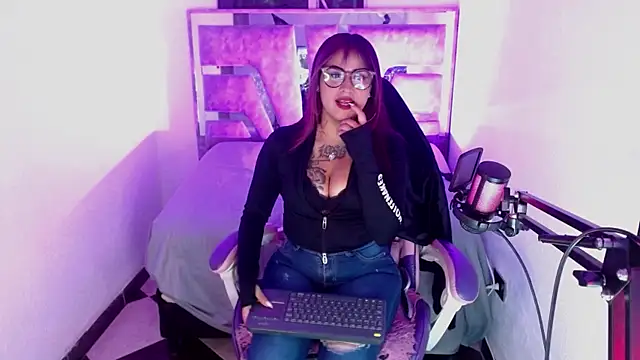 Snapshot of ivoni chatting on October 4, 6:56 pm ivoni online show from October 4, 6:56 pm