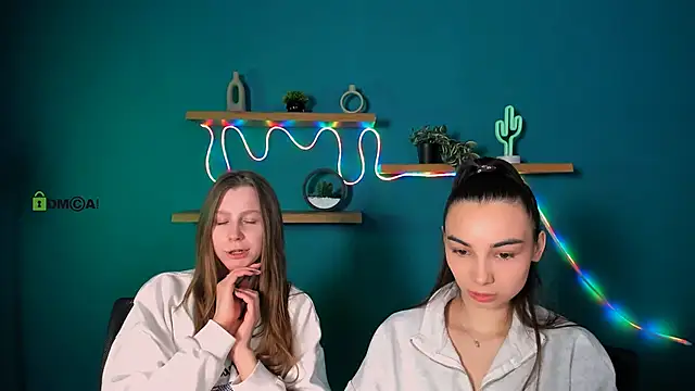 esme moore  online show from December 4, 9:33 am