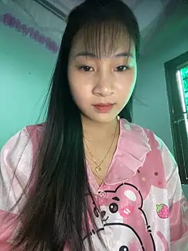 Snapshot of banlinh004 chatting on October 9, 5:11 am banlinh004 online show from October 9, 5:11 am