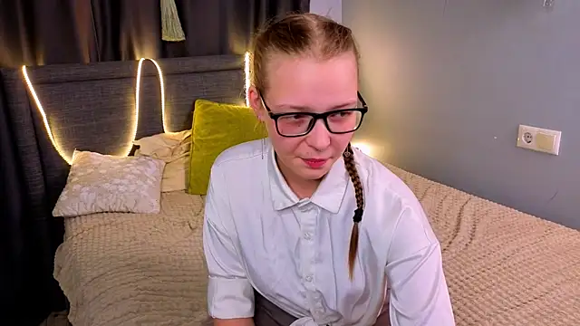 NohemiGilsdorf online show from October 19, 9:28 pm