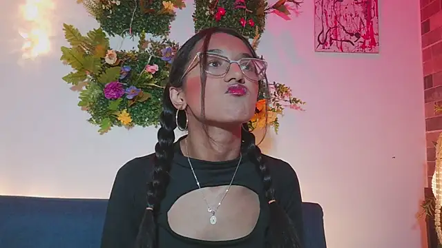 luna valen online show from March 6, 3:12 am