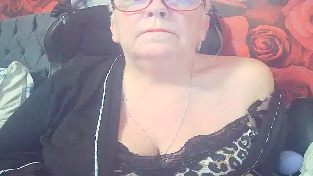 Playful MILF Demi online show from April 4, 8:57 am