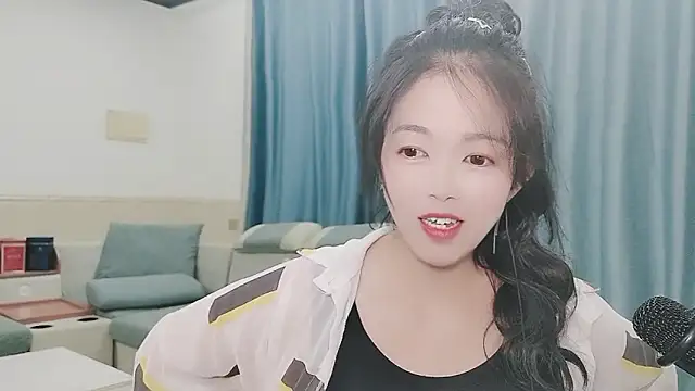 Q Yumi online show from October 18, 2:31 pm