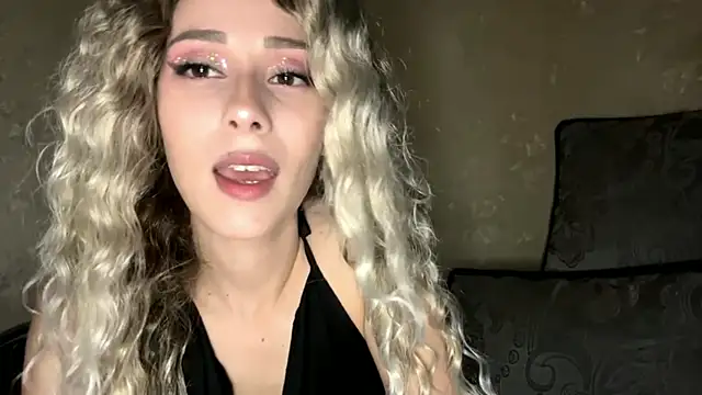 Snapshot of SophieDescoteaux chatting on October 14, 8:55 pm SophieDescoteaux online show from October 14, 8:55 pm