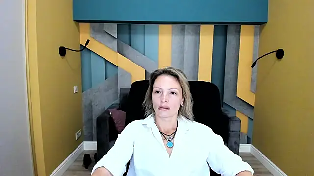 Snapshot of AlinaMoor chatting on October 8, 6:18 am AlinaMoor online show from October 8, 6:18 am