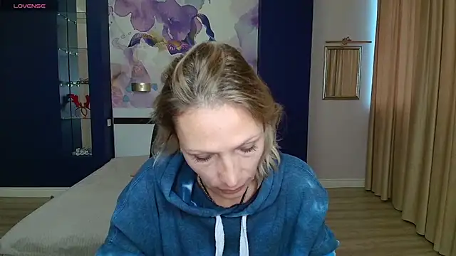 Snapshot of AlinaMoor chatting on October 7, 6:18 am AlinaMoor online show from October 7, 6:18 am