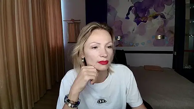 Snapshot of AlinaMoor chatting on October 18, 5:54 am AlinaMoor online show from October 18, 5:54 am