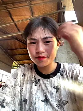 Snapshot of Mylinh- chatting on October 18, 9:01 am Mylinh- online show from October 18, 9:01 am