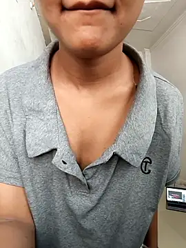 anshika0124 online show from November 13, 5:39 am