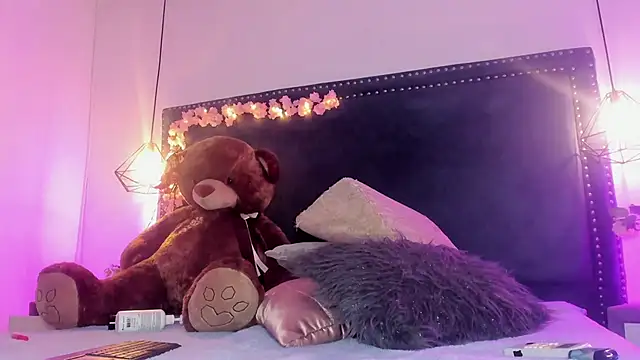 Emma Saylor online show from April 13, 7:58 pm