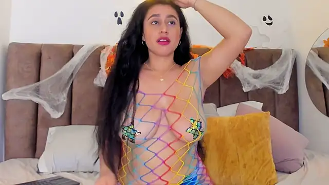 Snapshot of Amara18__ chatting on October 19, 3:30 am Amara18 online show from October 19, 3:30 am