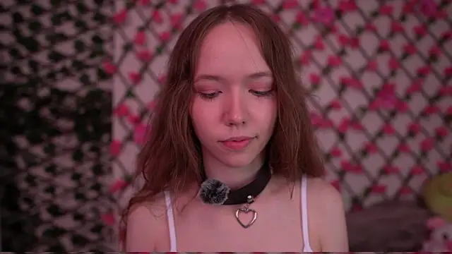 Snapshot of Petite_Polly chatting on October 19, 1:18 am Petite Polly online show from October 19, 1:18 am