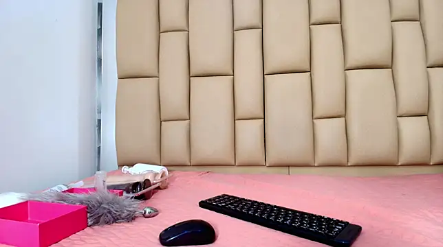 hannah teehn online show from December 4, 7:14 pm